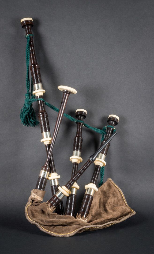 Null 
Mc LEOD & GILLANDER风笛，约1970年




皮风笛，清漆黑木（莫桑比克 Grenadilla）吹管和仿象牙装饰吹嘴




3&hellip;