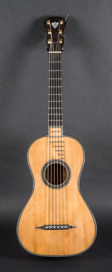 Null 1810年的浪漫主义吉他，归功于PONS公司

圣多明各柠檬木肋骨和背板，蝴蝶钉，指板贴面，琴桥，黑檀木饰边，银色琴键

背面有一个表面裂缝

处于可&hellip;