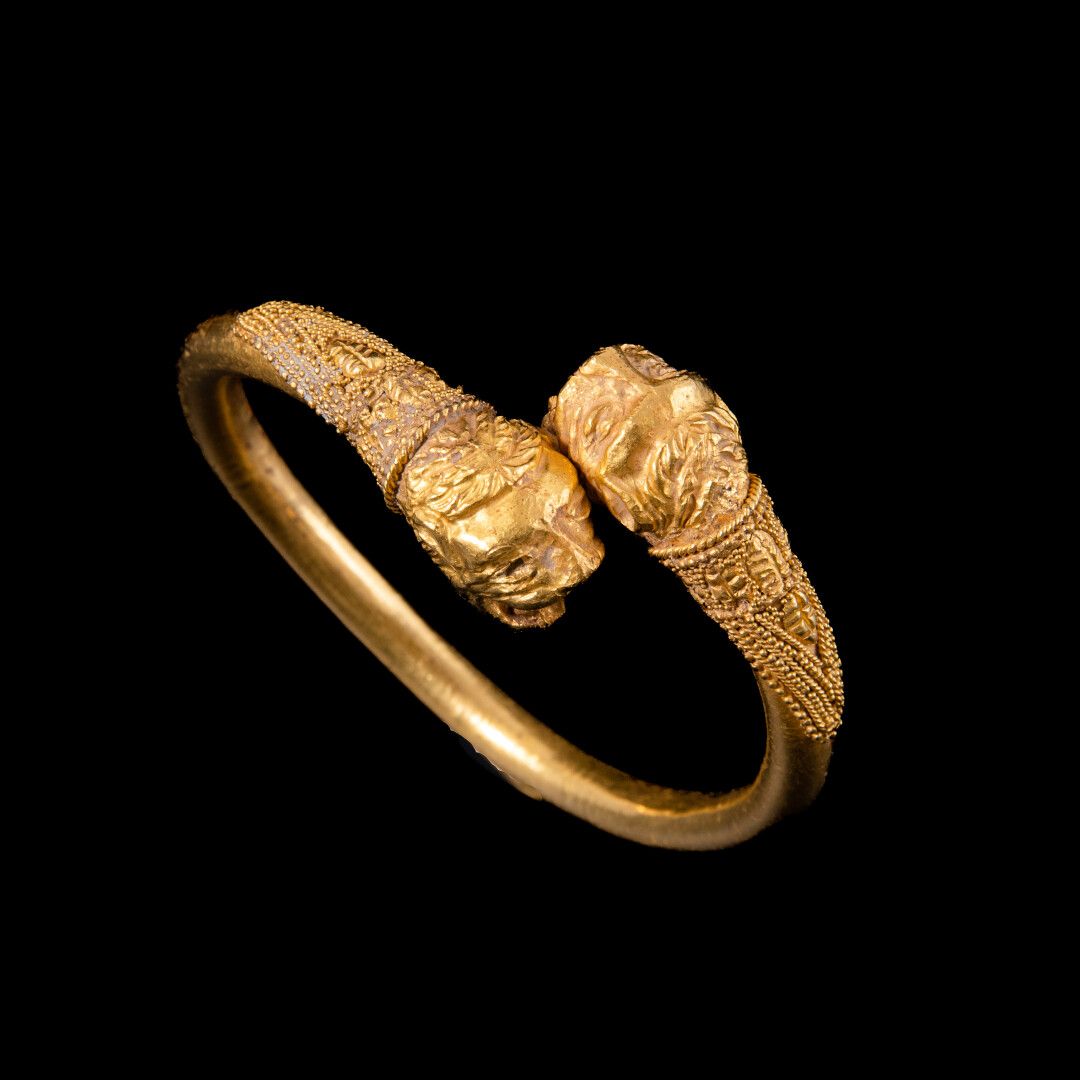 Null 
Bracciale d'oro (anima di rame) che rappresenta due teste di leoni che si &hellip;