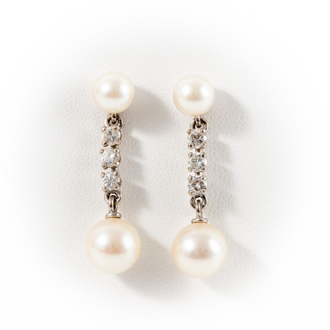 Null Pair of cultured pearl earrings, diam. 6.4 to 8.Mm, set with a line of bril&hellip;