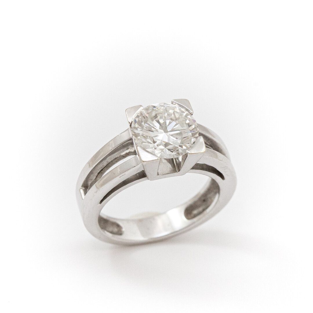 Bague diamant solitaire 单颗明亮式切割钻石戒指，2.68克拉，G色，VSI清晰度，低荧光，E.G.L 2003，白金镶嵌。

毛重：9克&hellip;