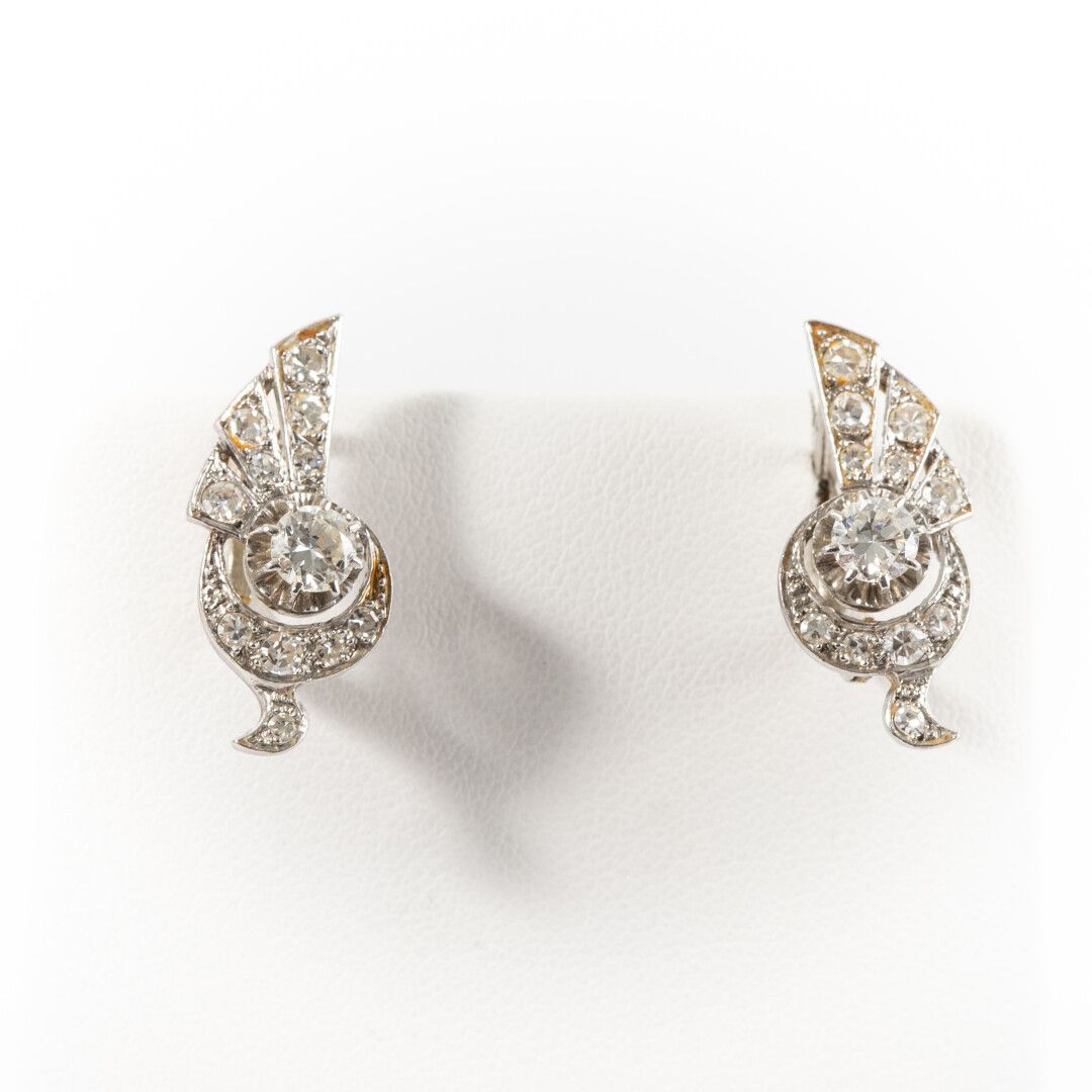 Null Paar Ohrringe Brillantdiamant 2 x ca. 0,50 Karat, umgeben von Diamanten im &hellip;