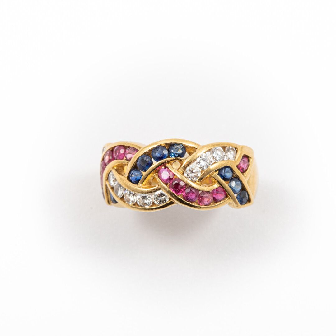 Null 
交叉戒指，镶有明亮式切割钻石、红宝石和蓝宝石，黄金镶嵌。




毛重：6.5克 - 指数：51