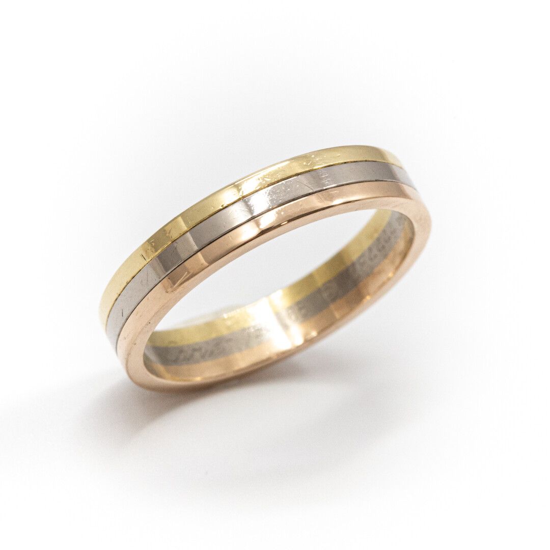Null CARTIER - 巴黎

三枚金质结婚戒指

有签名，有编号

重量：8.1 克 - 指数：68 - 卡地亚表壳