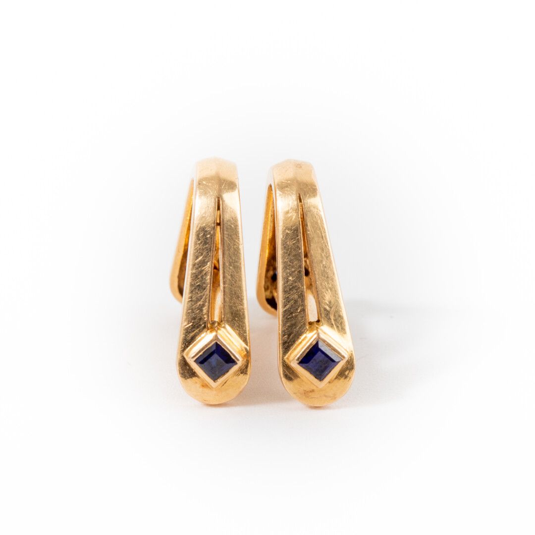 Null Ein Paar Manschettenknöpfe aus Gold und kalibrierten blauen Steinen.

Um 19&hellip;