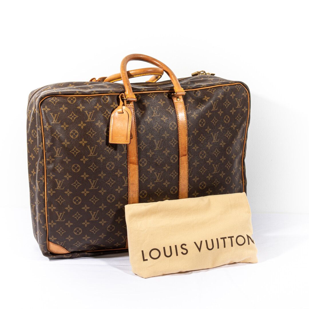Null 路易-威登（Louis VUITTON），巴黎

天狼星 "软质旅行箱，采用有图案的帆布和天然皮革。

高：40 - 宽：55 - 深：12厘米

挂&hellip;