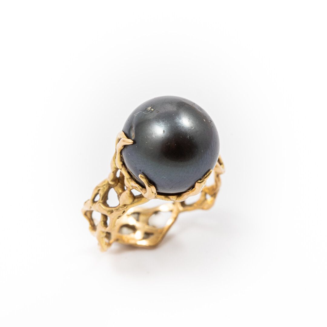 Null 灰色养殖珍珠戒指，直径：13毫米，镂空黄金镶嵌。

毛重：7.1克 - 指数：56