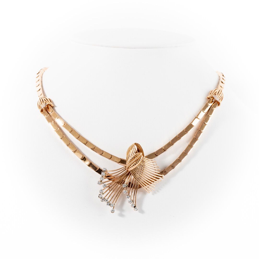 Null Collar drapeado de oro y diamantes talla brillante 

Alrededor de 1950-60

&hellip;