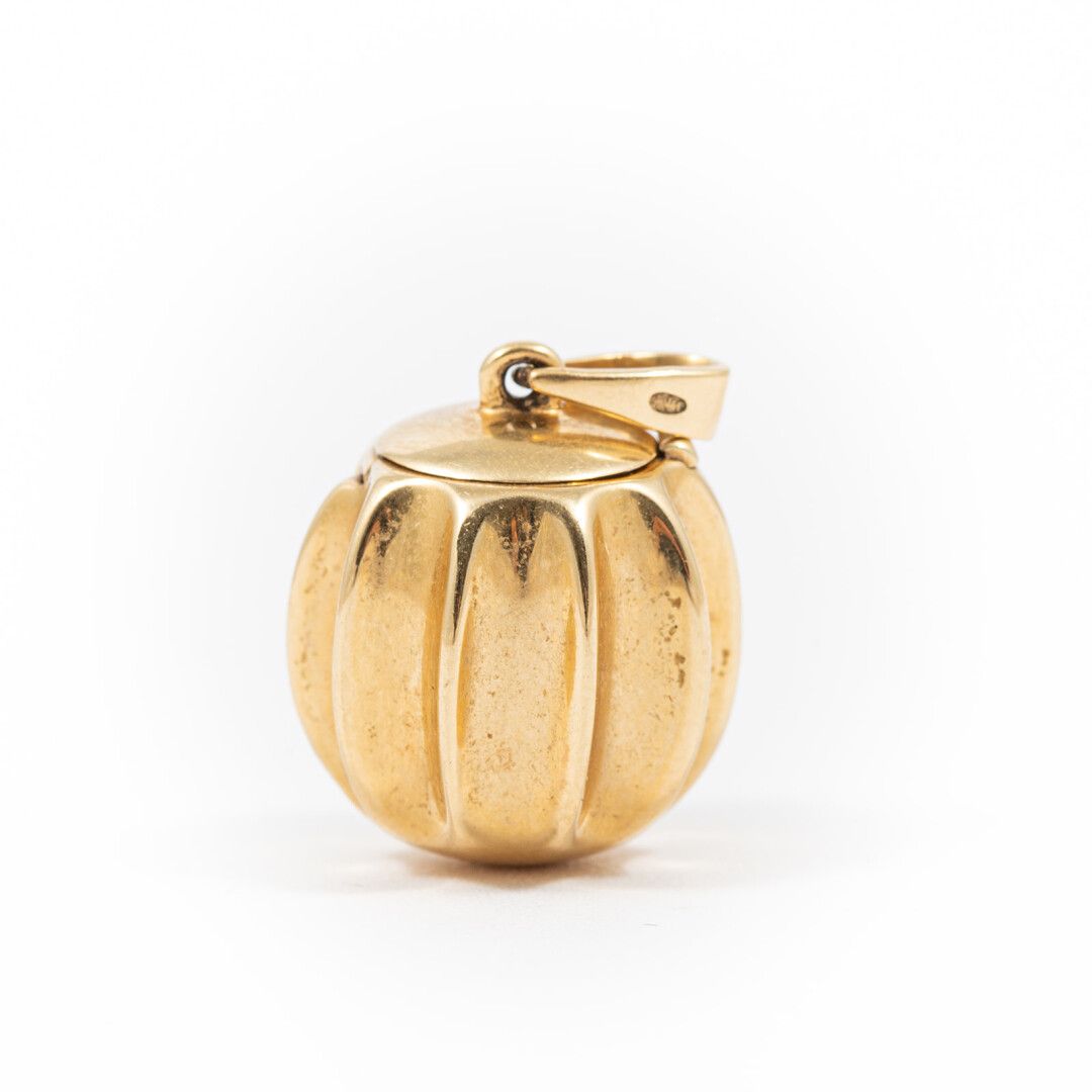 Null Gold pumpkin pendant 

Weight: 14.1 g - H: 2.5 cm