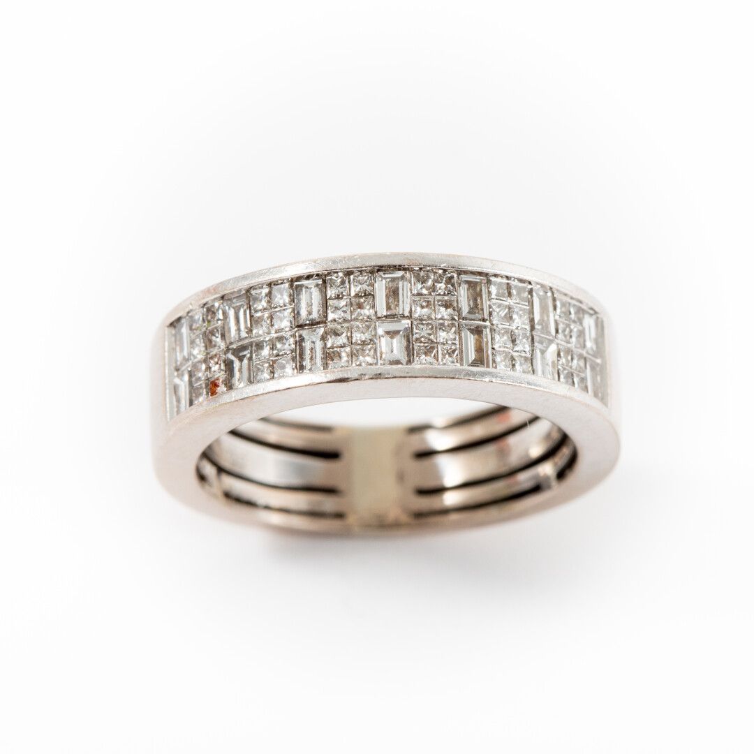 Null 铺镶约1.30克拉公主式切割和长方形钻石的半环形戒指，白金镶嵌

毛重：7.7克 - 指数：55环