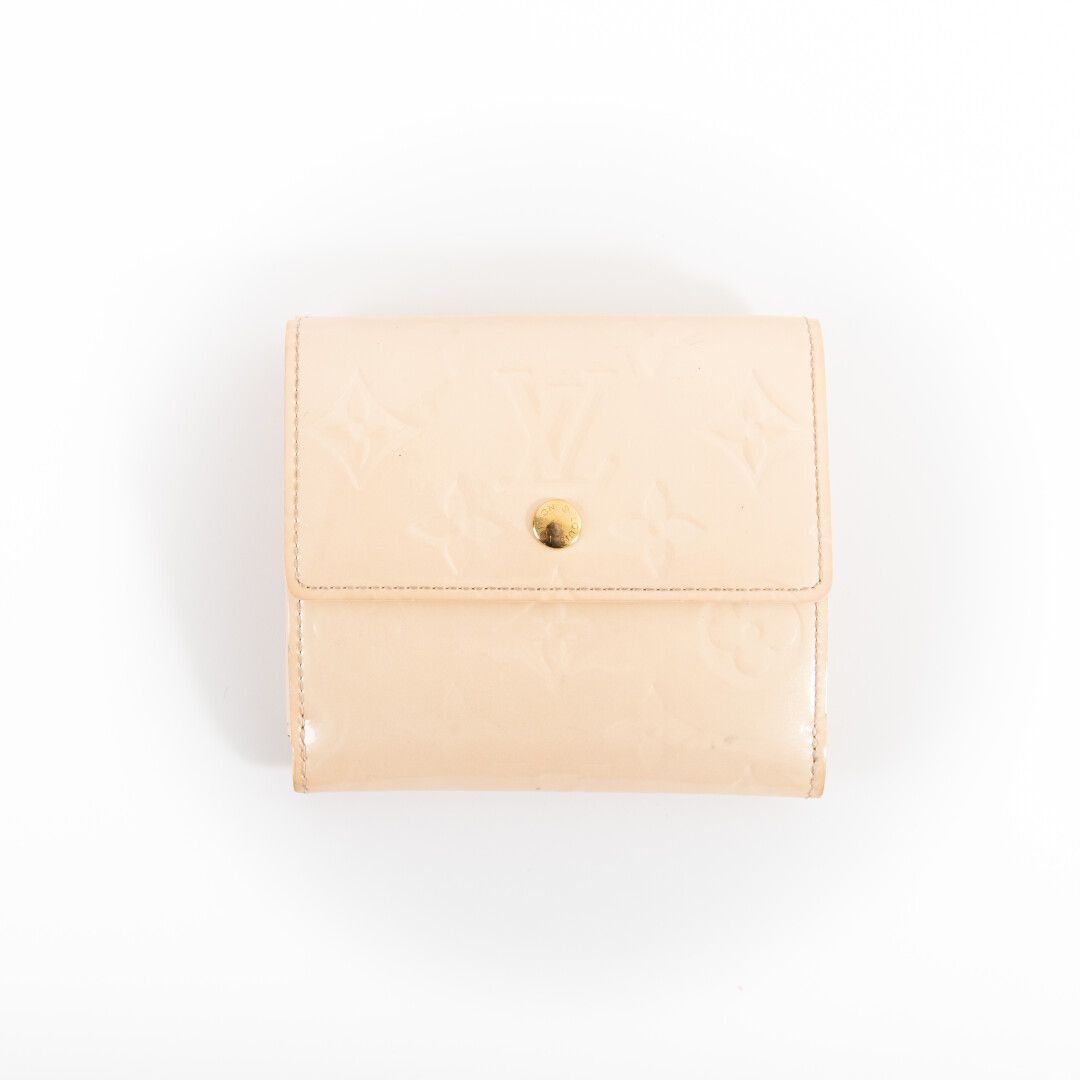 Null Louis VUITTON."休斯顿"

粉红色漆皮和天然皮革的钱包，双手柄，拉链。

10 x 11 cm 状态良好