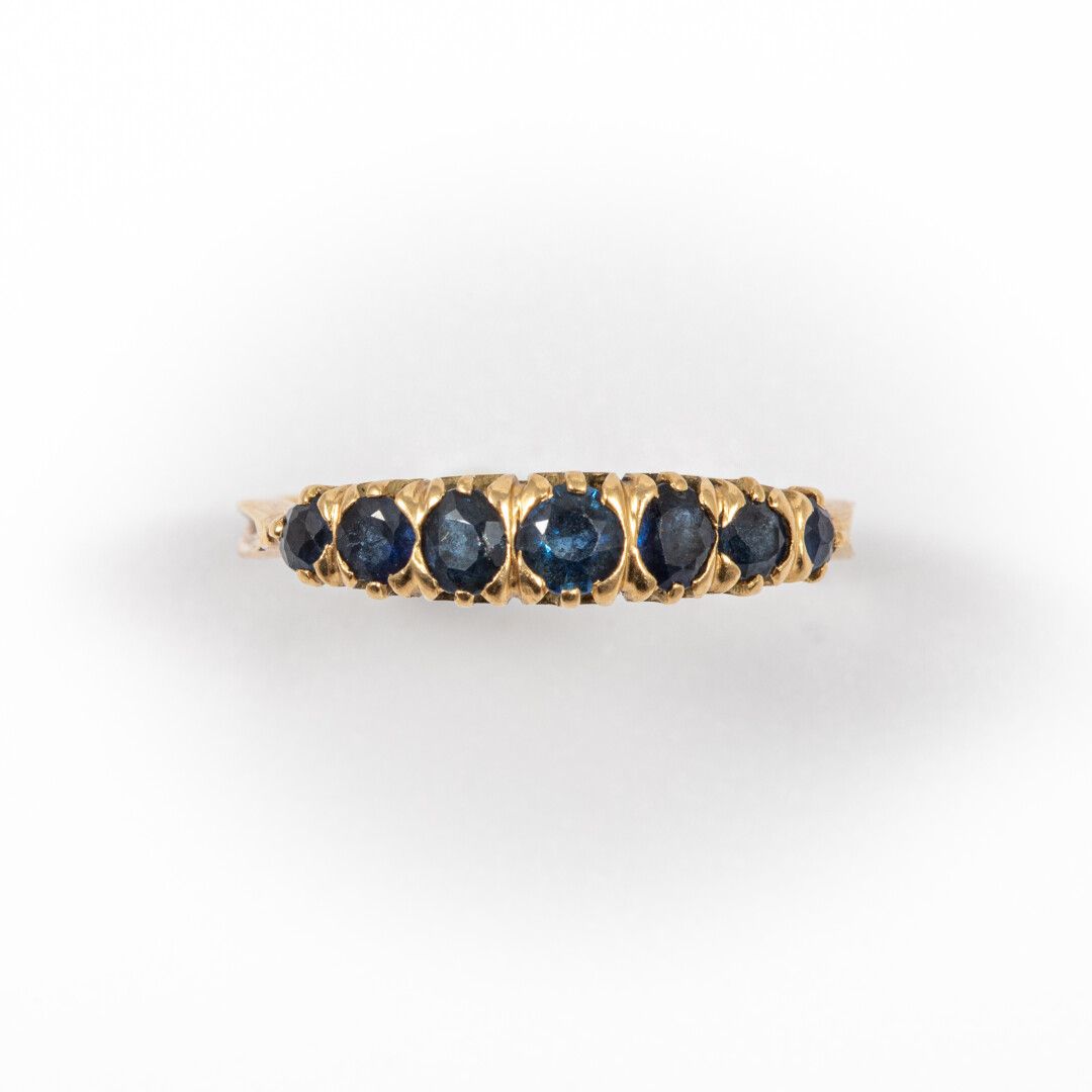 Null 镶嵌小颗蓝宝石的半截婚戒，黄金镶嵌

毛重：2.4克 - 指数：52