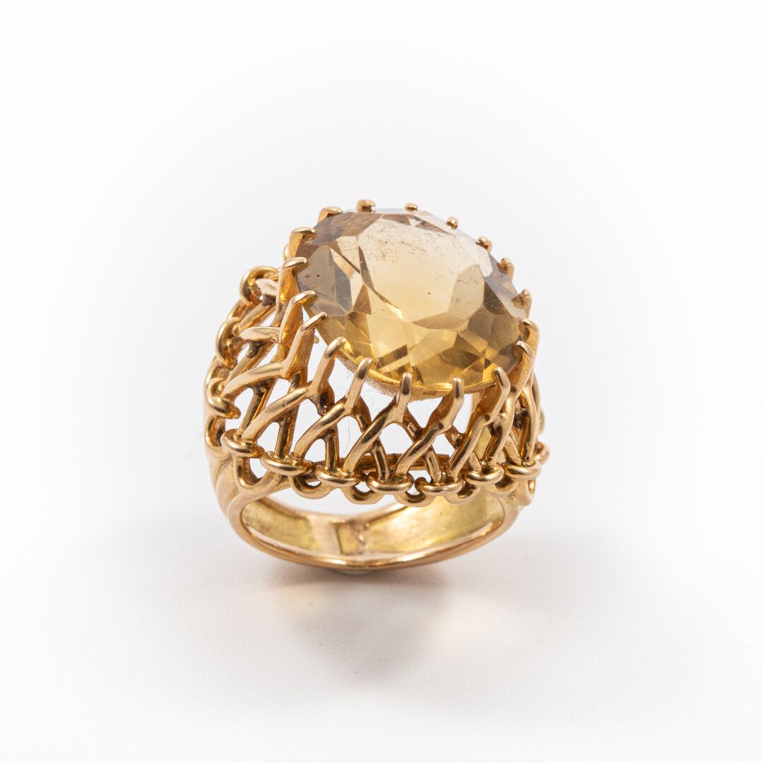 Null Citrine Cocktail ring, twisted gold setting

Gross weight: 13.7 g - Finger:&hellip;