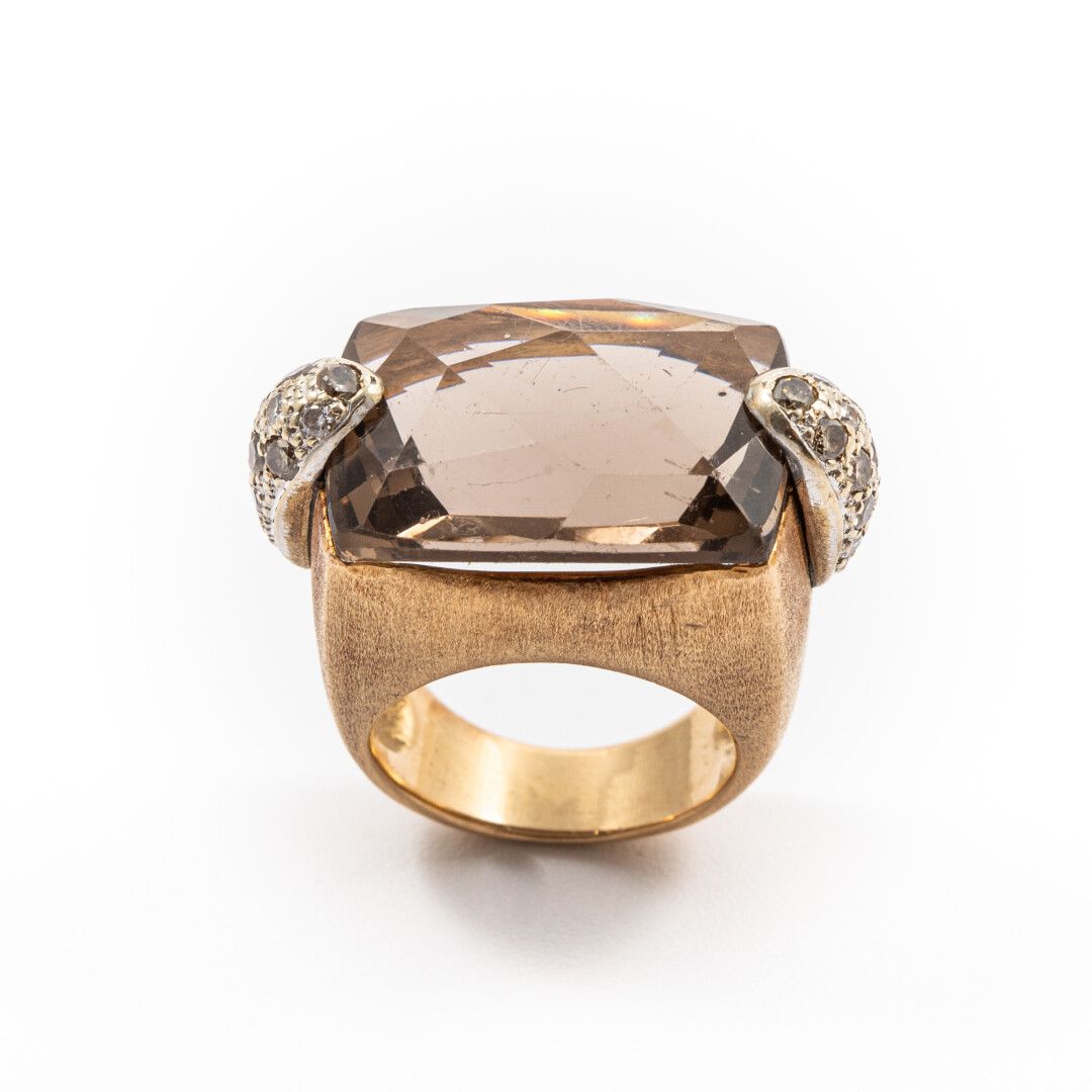Null "Pomellato "的风格

重要的烟熏石英鸡尾酒戒指，镶嵌白色和香槟色钻石，拉丝金镶嵌

毛重：22.9克 - 指头：49.5 - 小碎片