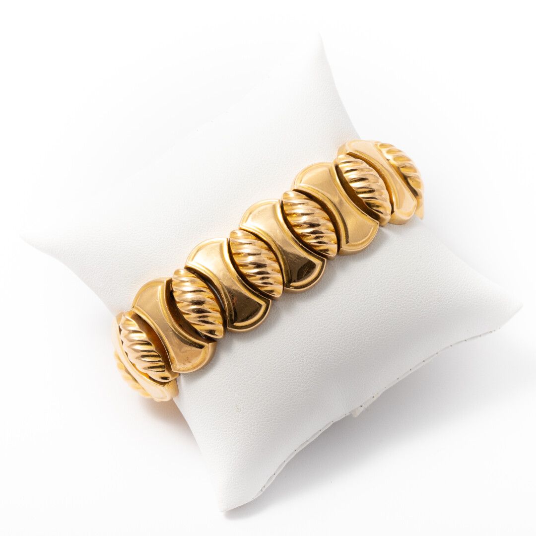 Null Semi-articulated gold bracelet with stylized and gadrooned motifs 

Circa 1&hellip;