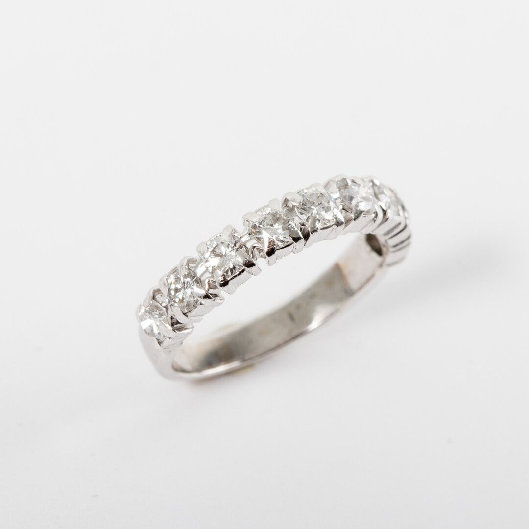 Null 
半婚戒，镶明亮式切割钻石约1.20克拉，白金镶嵌




毛重：3.4克 - 指数：54