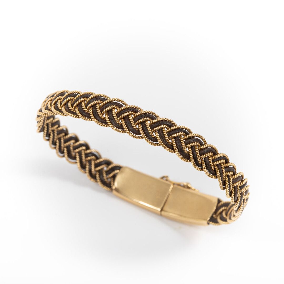 Null Bracelet half-jewel gold braided and horsehair

Gross weight: 16.1 g - Diam&hellip;