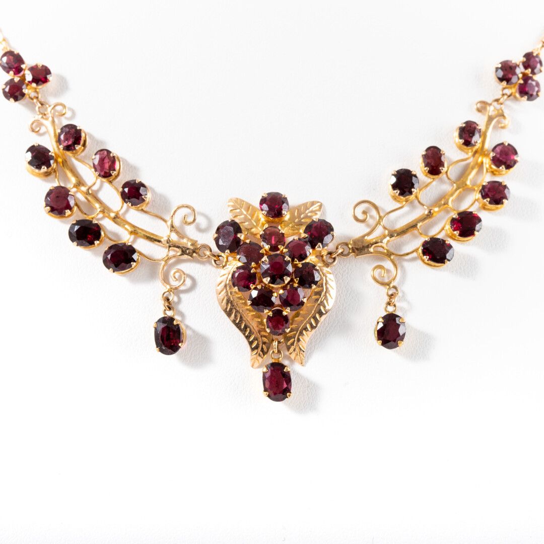 Null 
14K gold and garnet drapery necklace.




Gross weight : 15.6 g - L: 40 cm