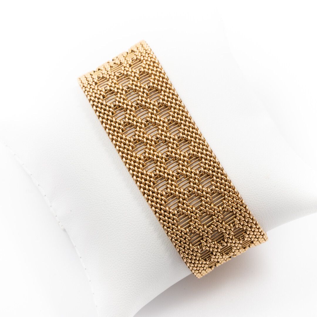 Null Gold braided ribbon bracelet 

Circa 1960

Weight : 58,5g- L: 18 cm- W: 2.5&hellip;