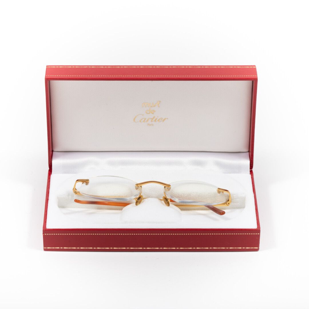 Null CARTIER paires de lunettes

signé, numéroté

Coffret must Cartier en l'état