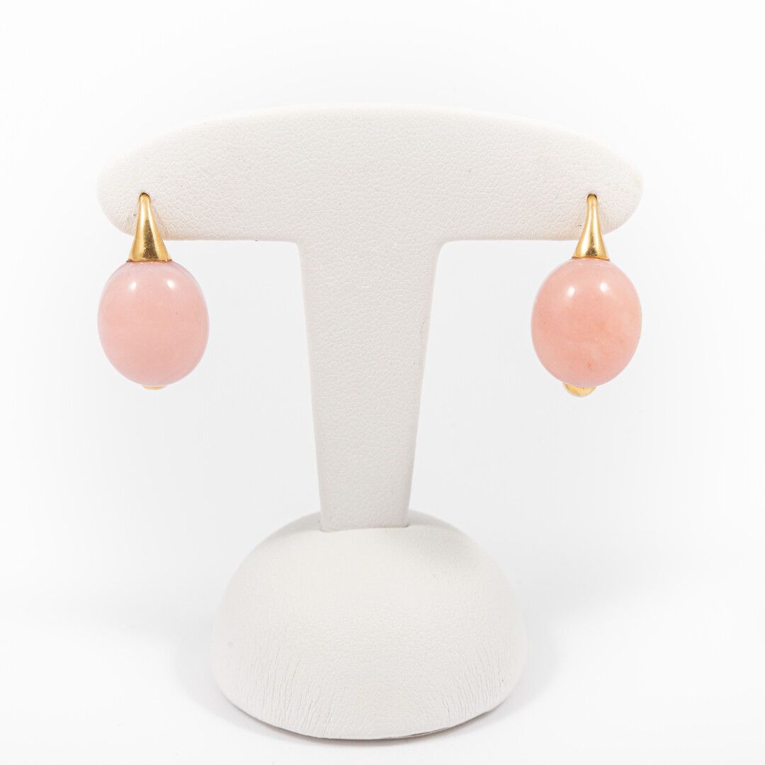Null 一对耳环，凸圆形粉色宝石，黄金镶嵌。

毛重：8克 - 高度：2.2厘米