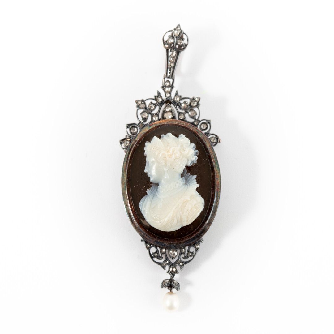 Null 金银吊坠胸针，玛瑙上刻有浮雕，周围有玫瑰式切割钻石，最后有一颗珍珠。

19世纪晚期

毛重：21.9克- 高：6厘米