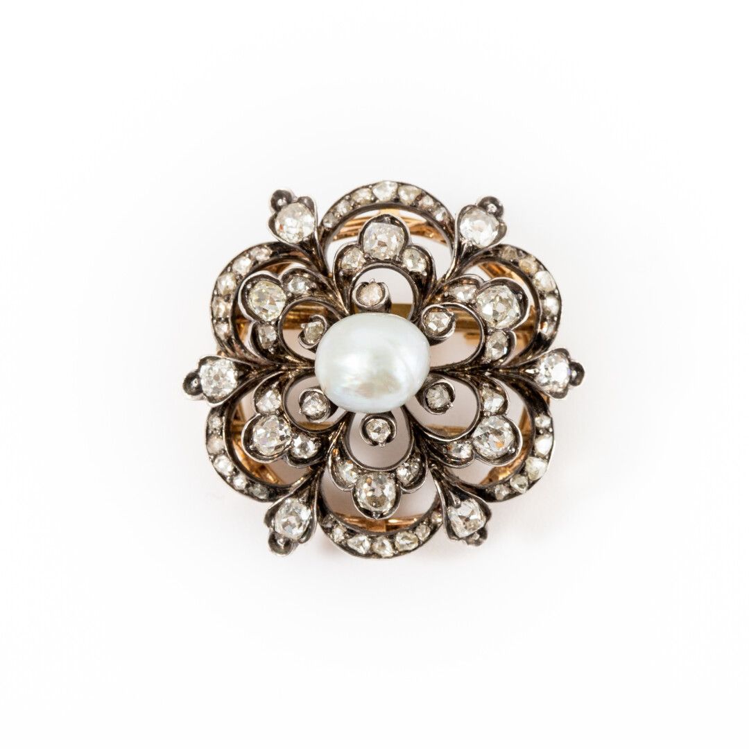 Null 玫瑰花形胸针，配以巴洛克珍珠和老式切割钻石，金银镶嵌

19世纪晚期-20世纪

毛重：15.1克- 直径：25毫米