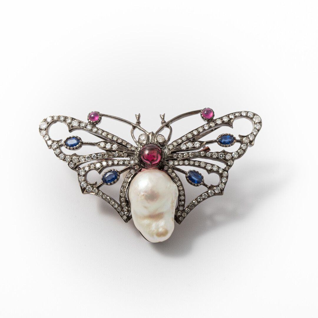 Null 
 Broche "papillon" perle mabré grenats, saphirs, diamants taille 8/8 et br&hellip;