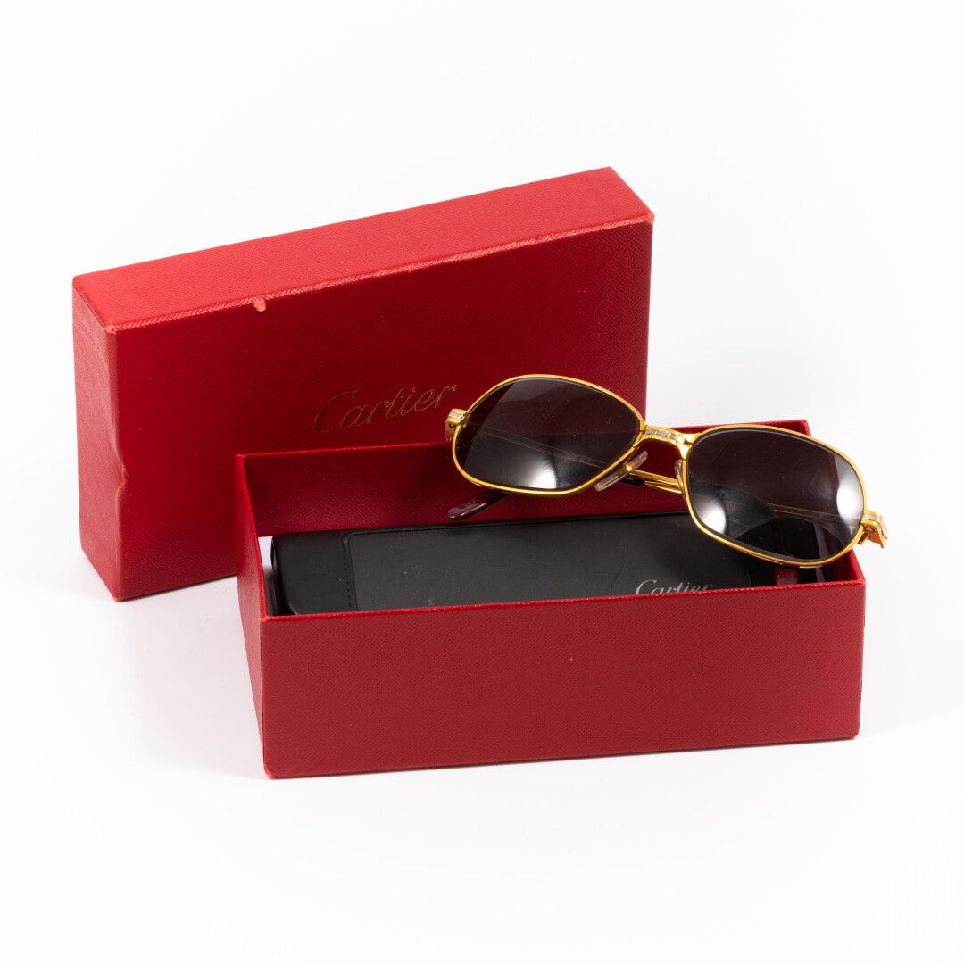 Null Ein Paar Cartier-Sonnenbrillen 

signiert, nummeriert

Cartier-Schatulle in&hellip;