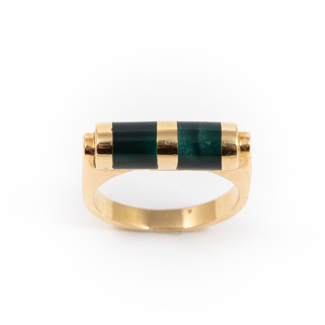 Null 绿色珐琅坦克戒指，黄金镶嵌

装饰艺术风格

毛重：5.9克 - 指数：51