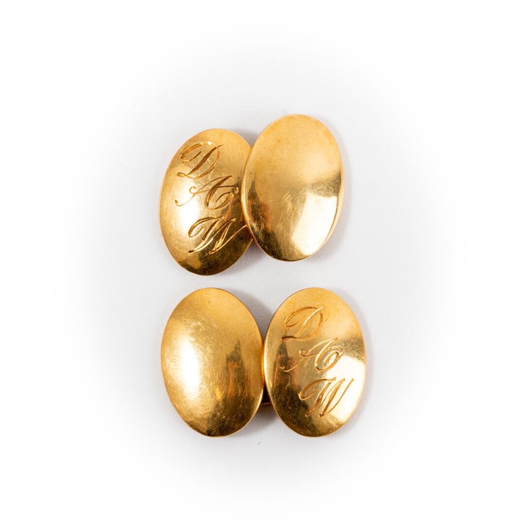 Null 
Pair of gold cufflinks 




weight: 10.3 g