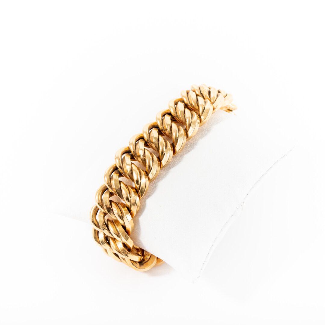 Null Large gold chain bracelet

Circa 1960 

Weight: 37.4 g - L:20 cm- W: 2 cm