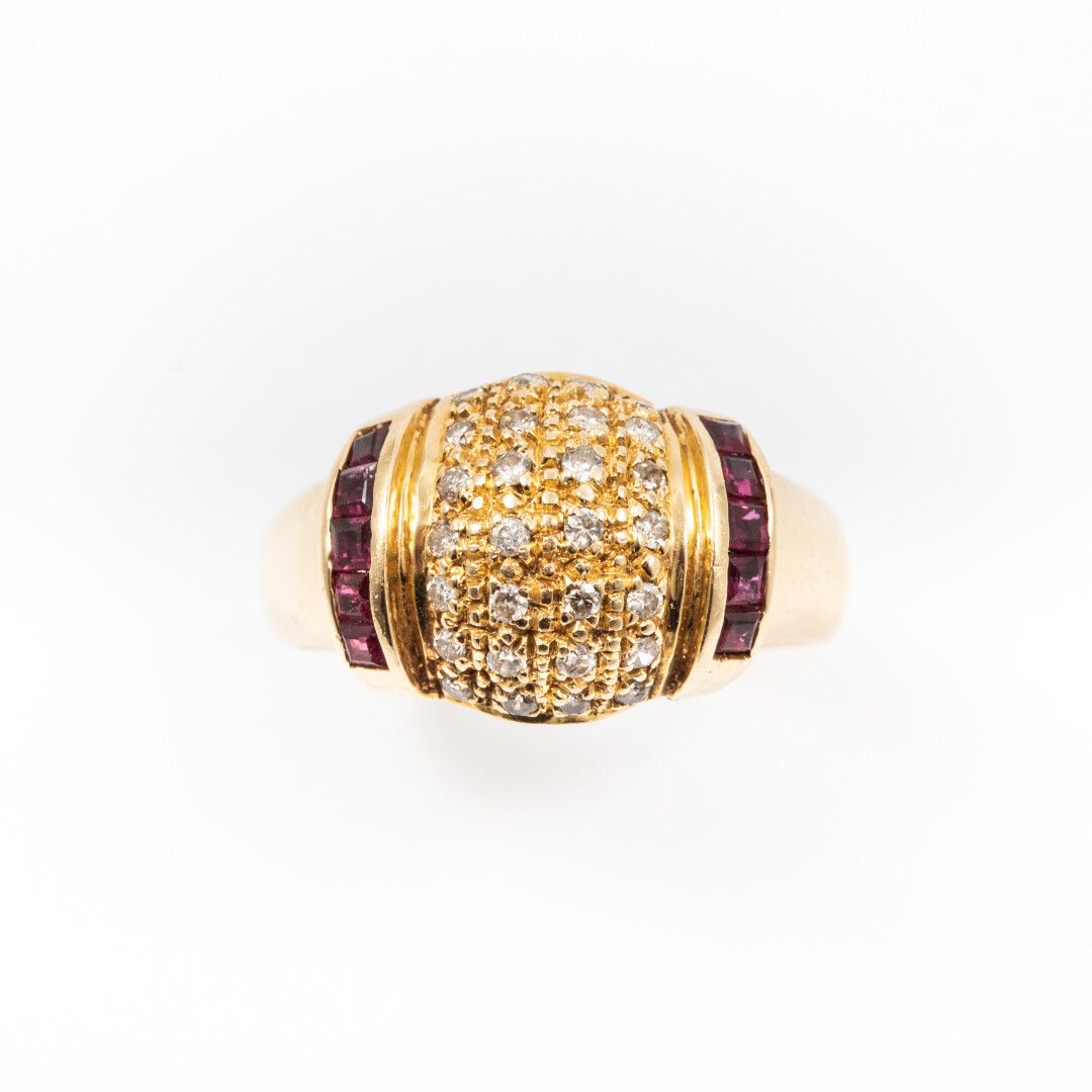 Null 
桥形戒指，铺镶明亮式切割钻石，镶嵌校准的红宝石，黄金镶嵌 




毛重：5.8克 - 指数：57