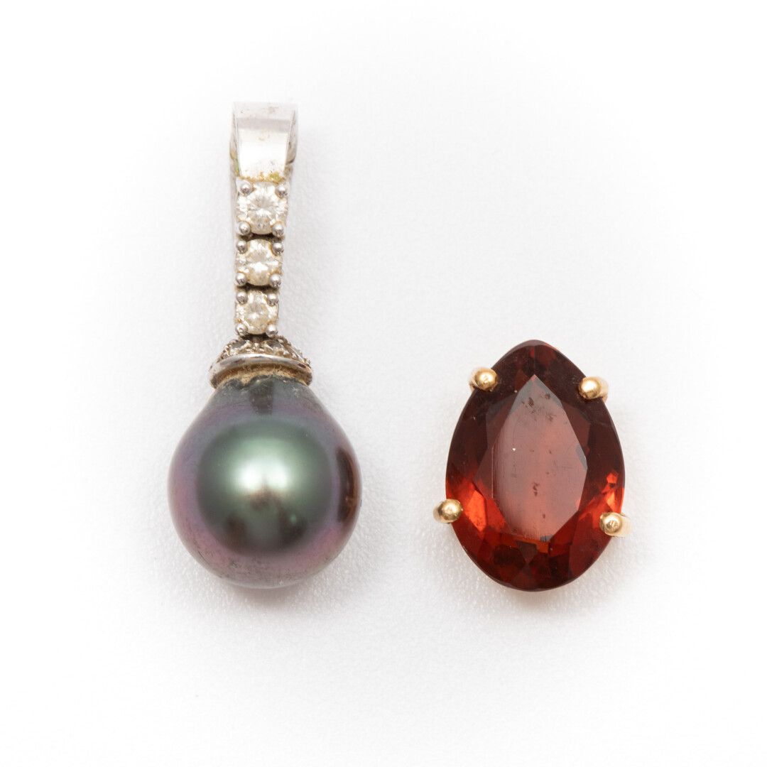 Null Deux pendentifs : perles de culture grise, monture or gris et diamants tail&hellip;