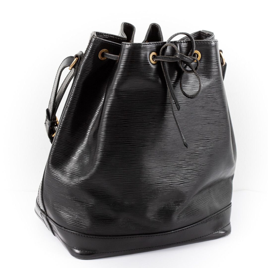Null LOUIS VUITTON - modèle "Noé" 

sac en cuir épi noir à une anse réglable, in&hellip;