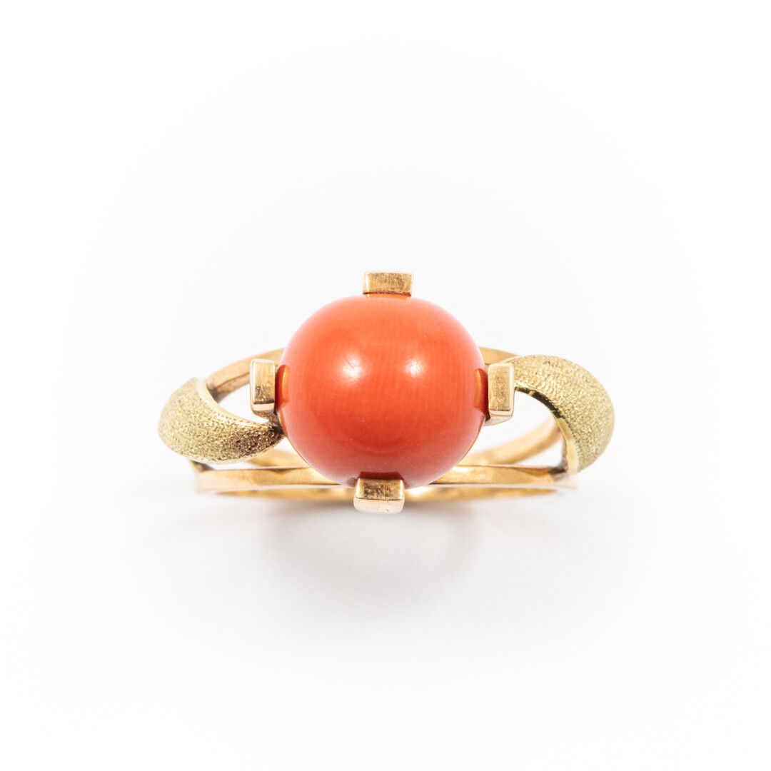 Null 
Coral ball ring diam: 10mm approximately, gold and textured gold setting

&hellip;
