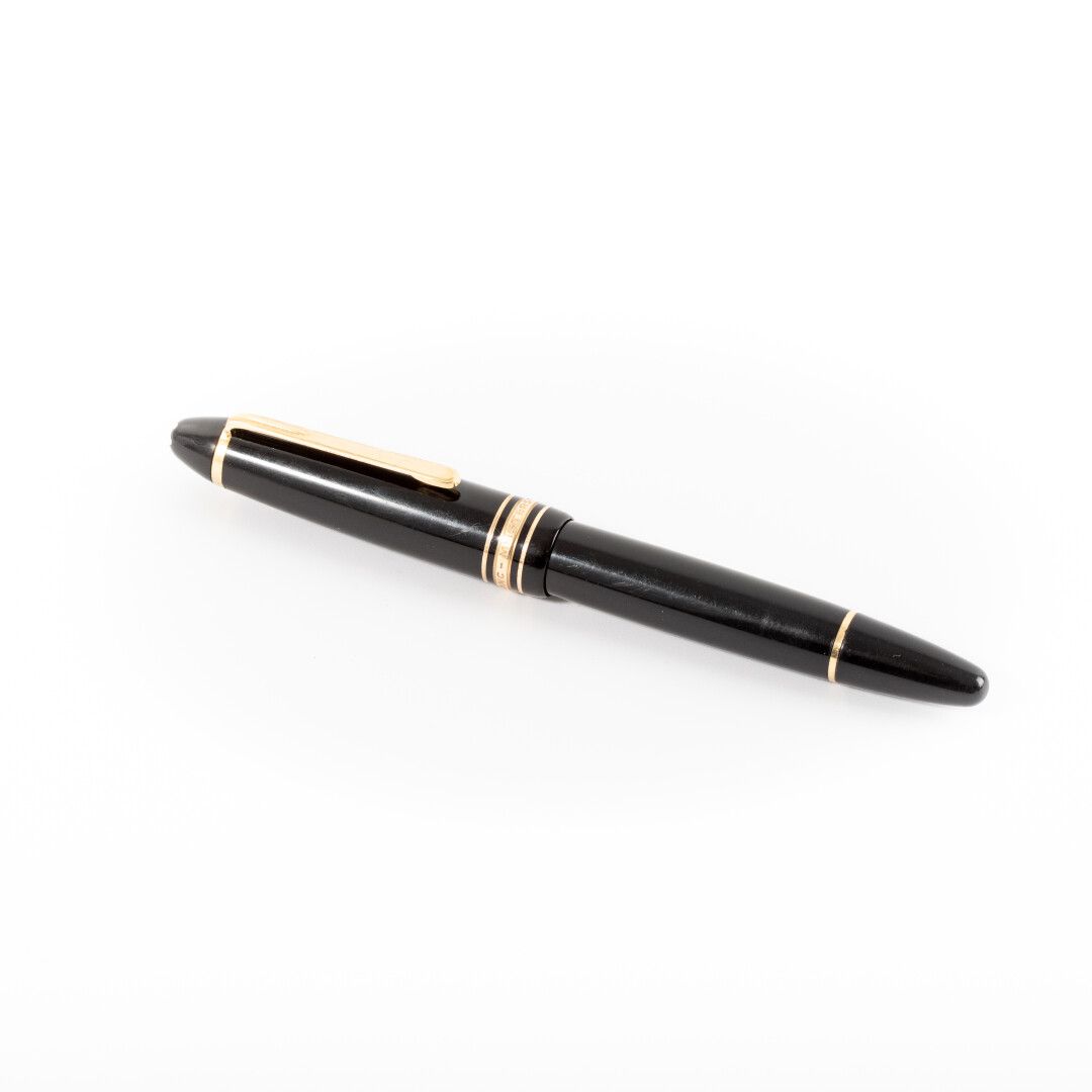 Null MONTBLANC

Grand stylo plume modèle « Meisterstuck n°149 », en résine laqué&hellip;