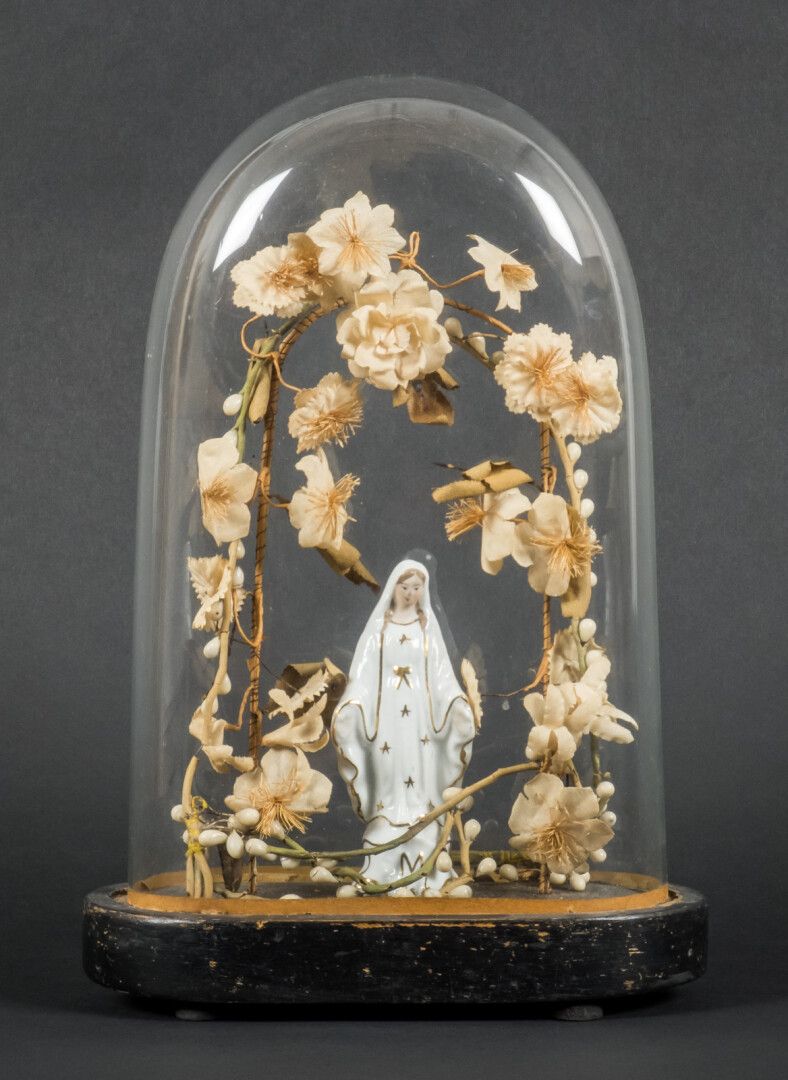 Null Globe de mariée, vierge en porcelaine blanche et dorée

H : 29 cm