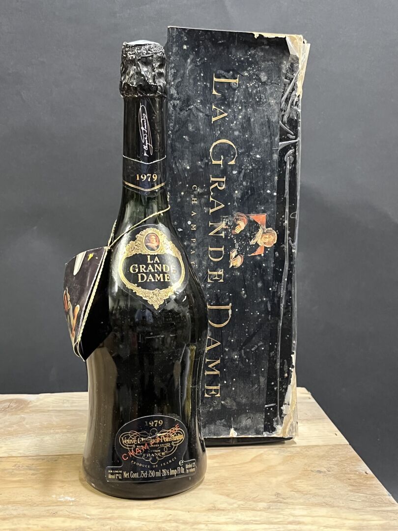 Null 1 botella de CHAMPAGNE "La Grande Dame", Veuve Clicquot 1979 (caja dañada)