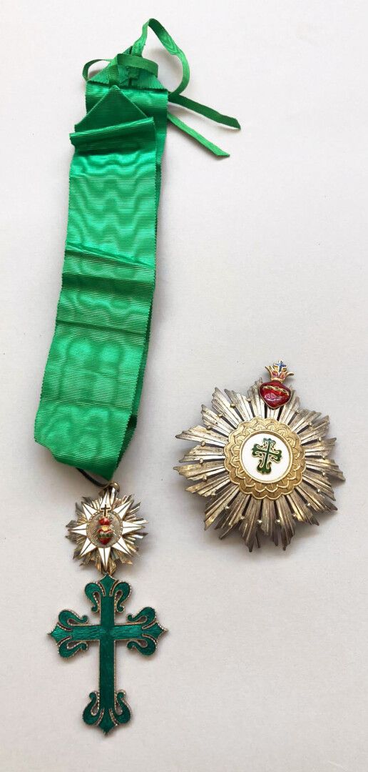 Null 葡萄牙圣伯努瓦军事教团的两套装饰品。有:

- 一个半透明的绿色珐琅和银制的指挥官十字架，扣子上的圣心冠在一个白色的珐琅八角星上。带着绿色的摩尔纹丝带&hellip;