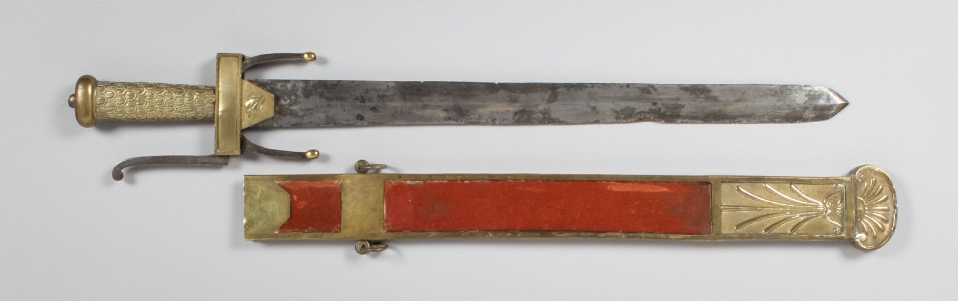 Null 马尔斯学校（1794年）的玻璃刀，总长度为690毫米。对称的四边形刀片为520毫米。点在四面肋骨的轴线上也。有几处氧化，缺线（锻造缺陷）。铸铜主轴，片&hellip;