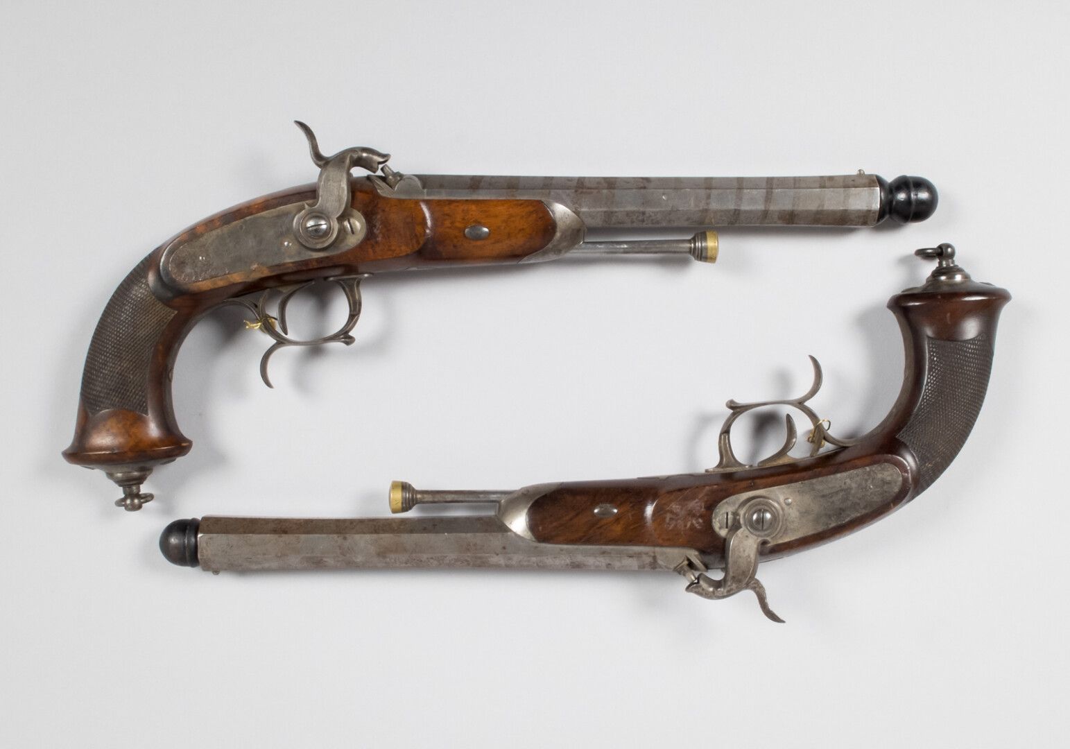 Null 一对漂亮的军官手枪，型号为1833年第一种打击乐器，八角形哈雷克枪管，口径为18号，重48磅，枪口处有轻微虚线。平坦的锁体上签有Manufacture&hellip;