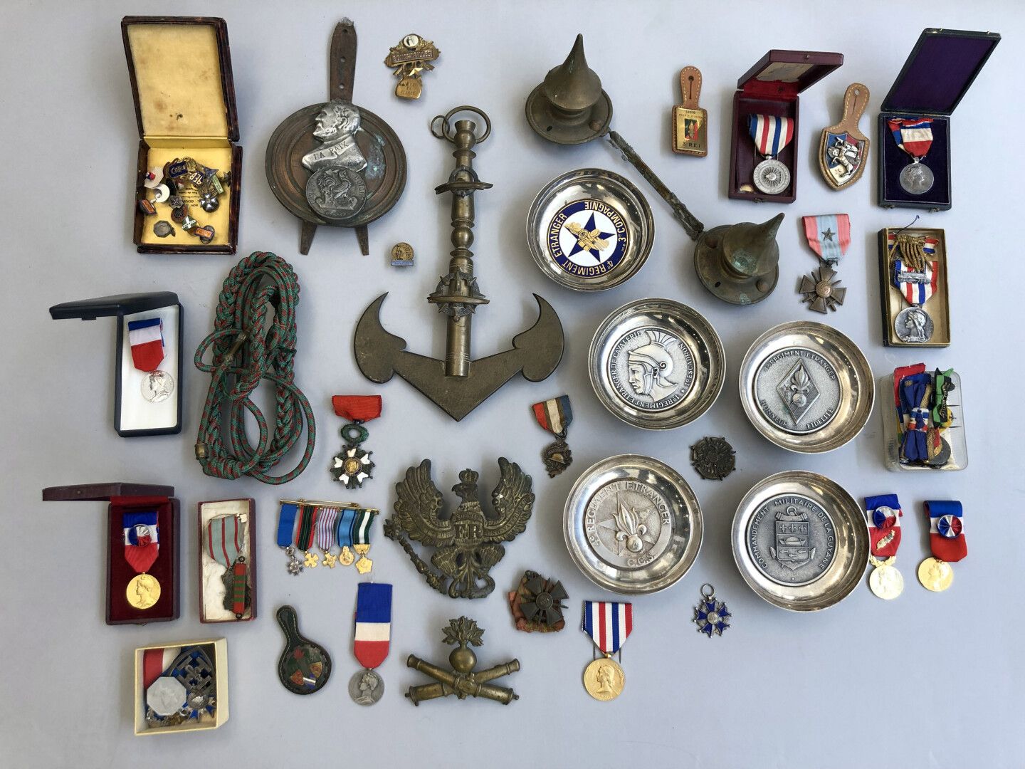 Null 为初级收藏家准备的盒子，内含:

- 盒子里的法国勋章，包括民用和军用的（Croix de Guerre, chevalier de la Légio&hellip;