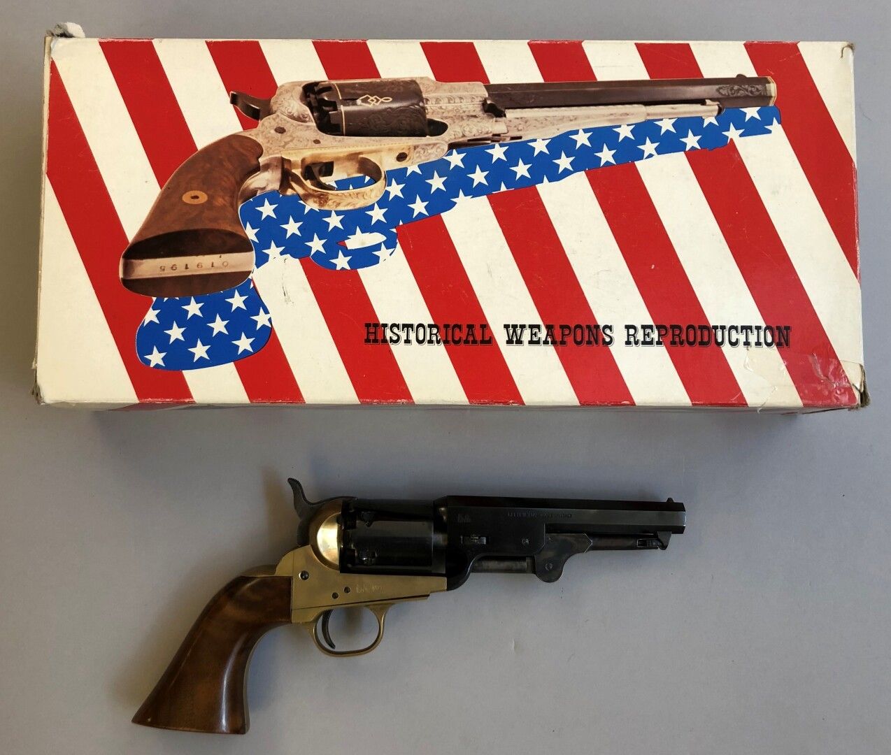 Null 意大利仿制的Colt "Sheriff "型左轮手枪，口径为36。武器n°294337。Filipietta制造。青铜框架。原装盒，带纸板盖（1-）。