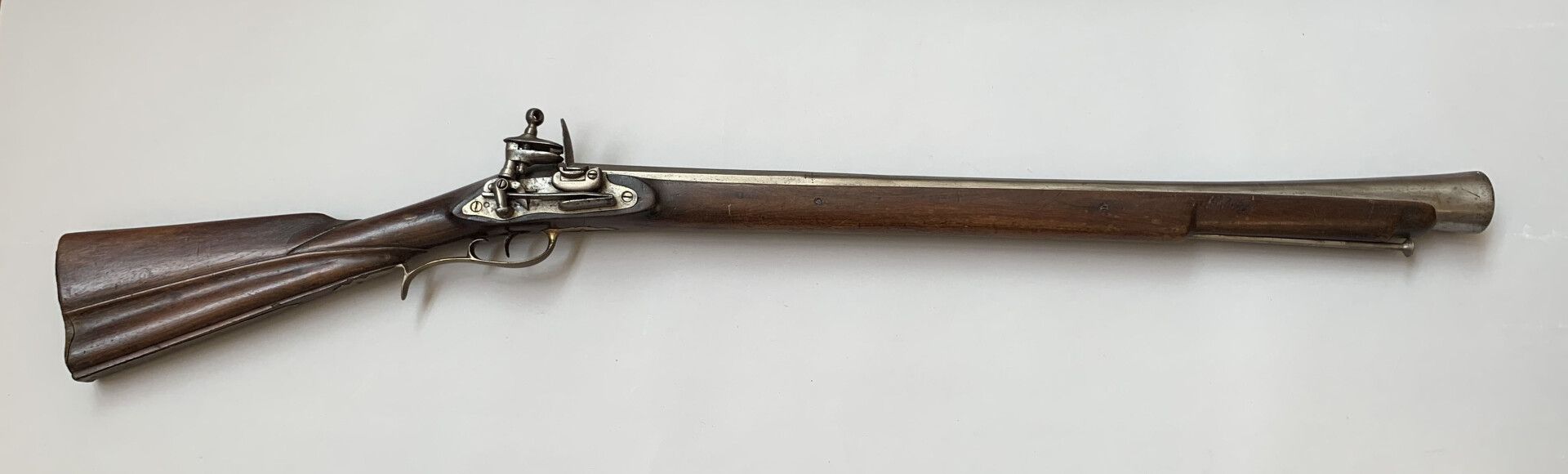 Null 大型西班牙燧发枪。机制与miquelet（的patilla）。长的八角形枪管在四分之一处，然后是圆形，长度为740毫米的强烈长条形。用黄铜修饰的武器。&hellip;