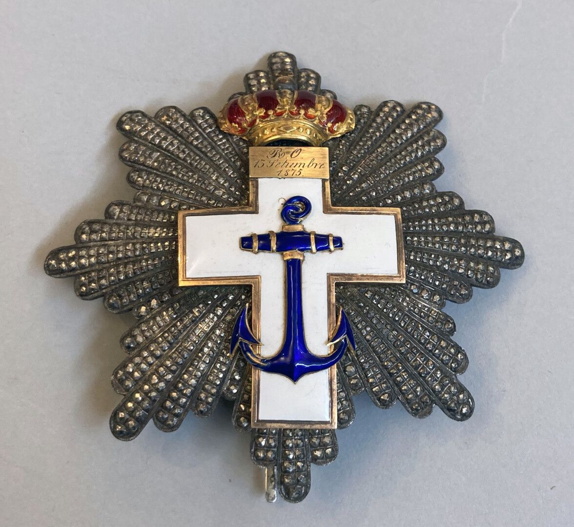 Null 美丽的西班牙海军功勋勋章银胸牌。白色珐琅中央十字架（和平时期）和蓝色珐琅锚。十字架的顶部精细地刻有 "R.O. 13 Setiembre 1875"。&hellip;