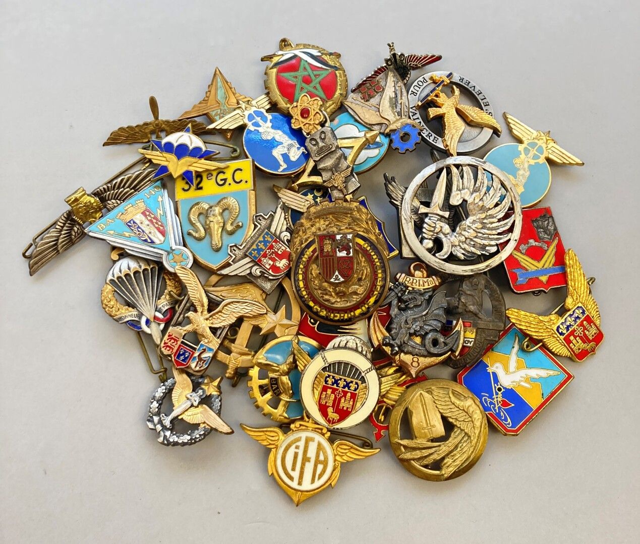 Null Lot of 36 various regimental badges, mainly air bases. There is also a repu&hellip;