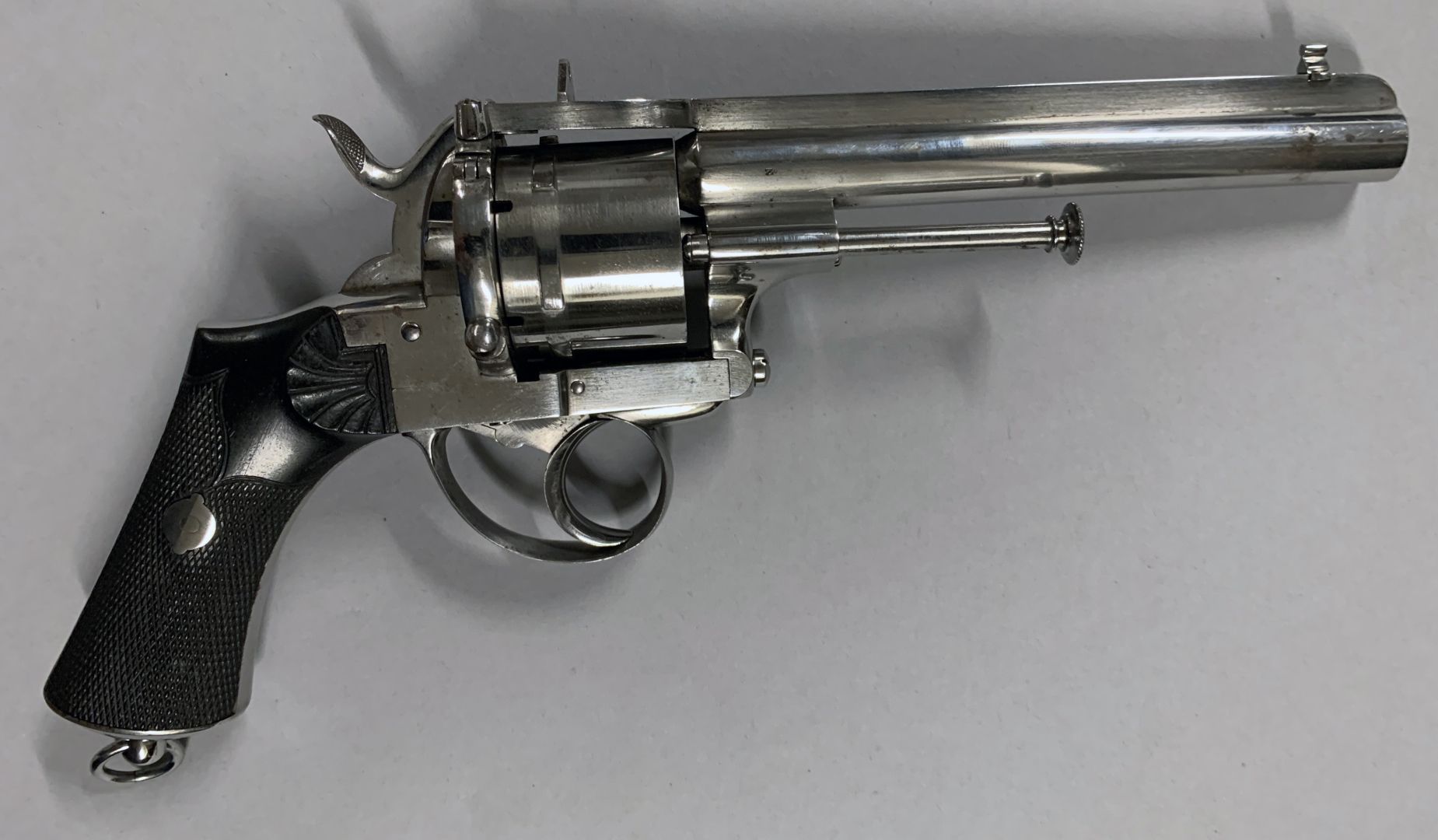 Null 圣埃蒂安的J.Flachat(杰罗姆-弗拉夏)制作的大型Lefaucheux系统针式左轮手枪，封闭式枪架，口径12毫米。武器n°257153。固定的后&hellip;