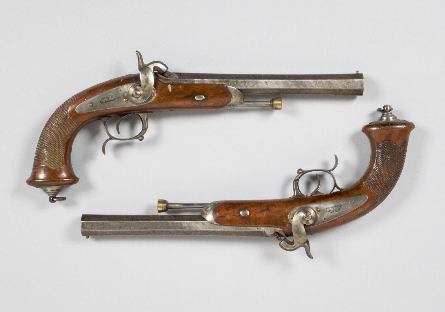 Null 1833年夏特莱罗皇家制造的第二种型号的军官手枪一对。后锁，八角形膛线枪管，枪口略微外扩的纺纱绫。口径18到磅。安装在铁器上的武器。铁制拉杆，青铜包覆&hellip;