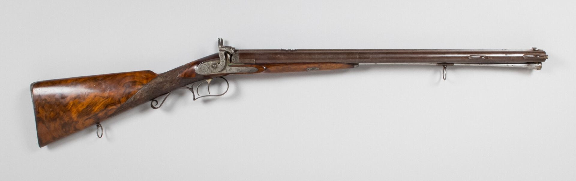 Null 
特殊的并列式猎枪，由巴黎的Devisme制造，来自拿破仑三世的个人收藏，扳机护圈上镶嵌的冠状 "N "证明了这一点。前部打击盖，600毫米大马士革枪&hellip;